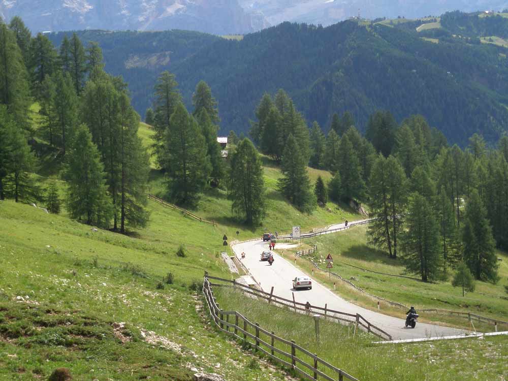 Silný provoz z Corvary na passo di Gardena