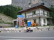 Na křižovatce pod sjezdem z passo di Gardena, před sebou mám 6 km tvrdého stoupání na passo di Sella jet doprava sjedu do Canazei