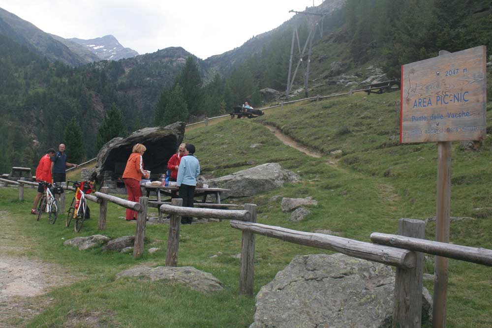 Grilování na krásném místě Area PIC-NIC ve výšce 2047m.n.m  při sjezdu z passo Gavia na Bormio 