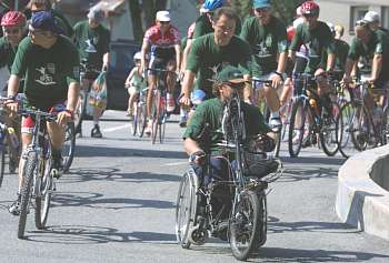 Dav cyklistů vyráží na hospodskou cyklostezku. (31.7. 2002)