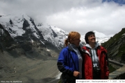 Jana a Jindřiška na vyhlídce Kaiser Franz Josef - vlevo v mracích vrchol Grossglockner - 7. 7. 2007_00022