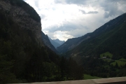 Je rozhodnuto jedeme přes Passo Stelvio - poslední pohled do údolí na silnici vedoucí na Zermes a Livigno   po které bychom Stelvio objeli