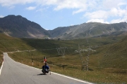 hMírnější a táhlý úsek stoupání na PASSO STELVIO - u budovy vlevo na prvním horizontě je křižovatka na Passo dell Umbrail a sjezd do Švýcarska.