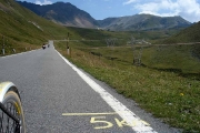 Dlouhý a přehledný úsek mírnějšího stoupání, zbývá 5km na PASSO STELVIO.