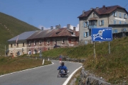 U závory rovně bych jel na Švýcarsko přes passo Umbrail a vpravo na Rakousko přes passo STELVIO