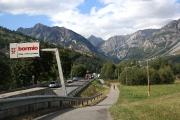 Cyklostezka v Bormiu - silnice na Stelvio vede ve stráni nad druhým sloupem vpravo